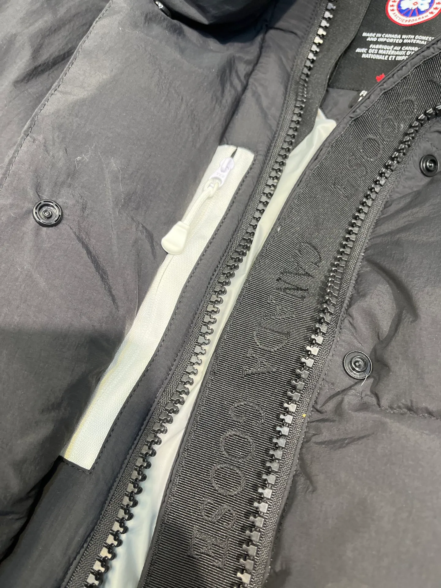 P740 Big Goose Capsule White Label Down Canada Goos* Canada Goose's new limited white label bread jacket, the same style for men and women, filled with 625 fill power white goose down, and the fabric has a satin feel. Suitable for wearing in spring and autumn in various cities, this model has a stand-up collar design, classic and versatile, and has good thermal insulation effect! Fabric + Features: ✅Fabric: 85% polyester, 15% cotton, windproof and waterproof ✅Lining: 100% polyester, windproof and waterproof ✅Filling: 80% pure white duck down, 20% pure white feathers ✅Fillness: 625 ✅Care instructions: Dry cleaning ✅Zipper: Genuine YKK two-way entrance zipper ✅TEI Temperature Feeling Index 1: Lightweight minus 5 degrees to 5 degrees Technology: ✅The fabric is made of CORDURA polyamide fabric, which is a new functional fabric and a leading technological product. The durability is 2 times higher than ordinary nylon fabric. Wear resistance, strong tear resistance, good hand feel and good color. ✅The liner is filled with imported 625 fill power 90 white duck down, the liner is reinforced with anti-runaway velvet liner, and the fly on the front center fly is designed with snap buttons to prevent ventilation and rain. Whether it is hiking, urban walking or polar exploration, this model can help you find the Cana that suits your body, activities and lifestyle. Color: pink, blue, black, white Size: xs-l